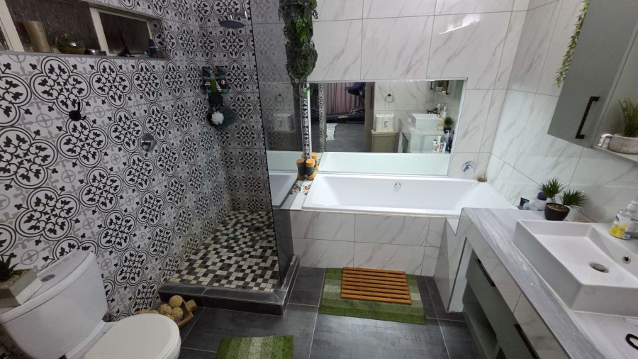 5 Bedroom Property for Sale in Fichardt Park Free State